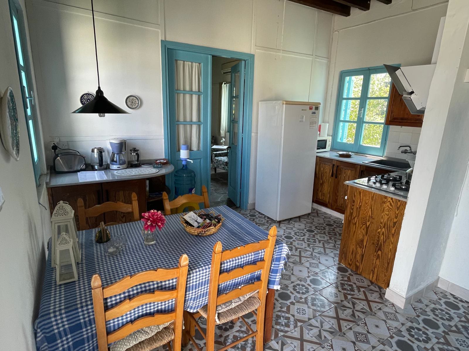 المطبخ الأزرق، Old House 2
