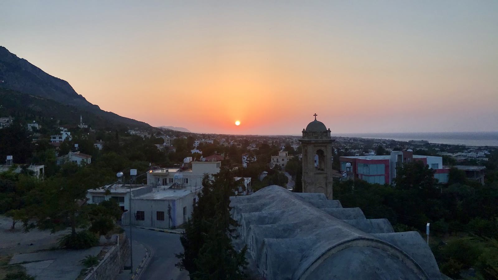 غروب الشمس فوق الكنيسة في The Old Monastery